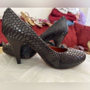 Johnston and Murphy Shake Print Pumps